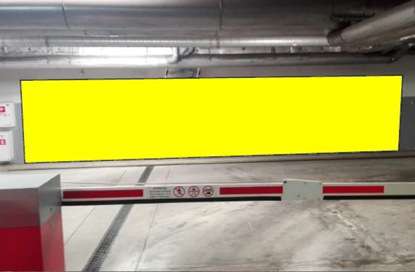 Baner przy wyjeździe z parkingu podziemnego (8,7 m x 1,6 m)