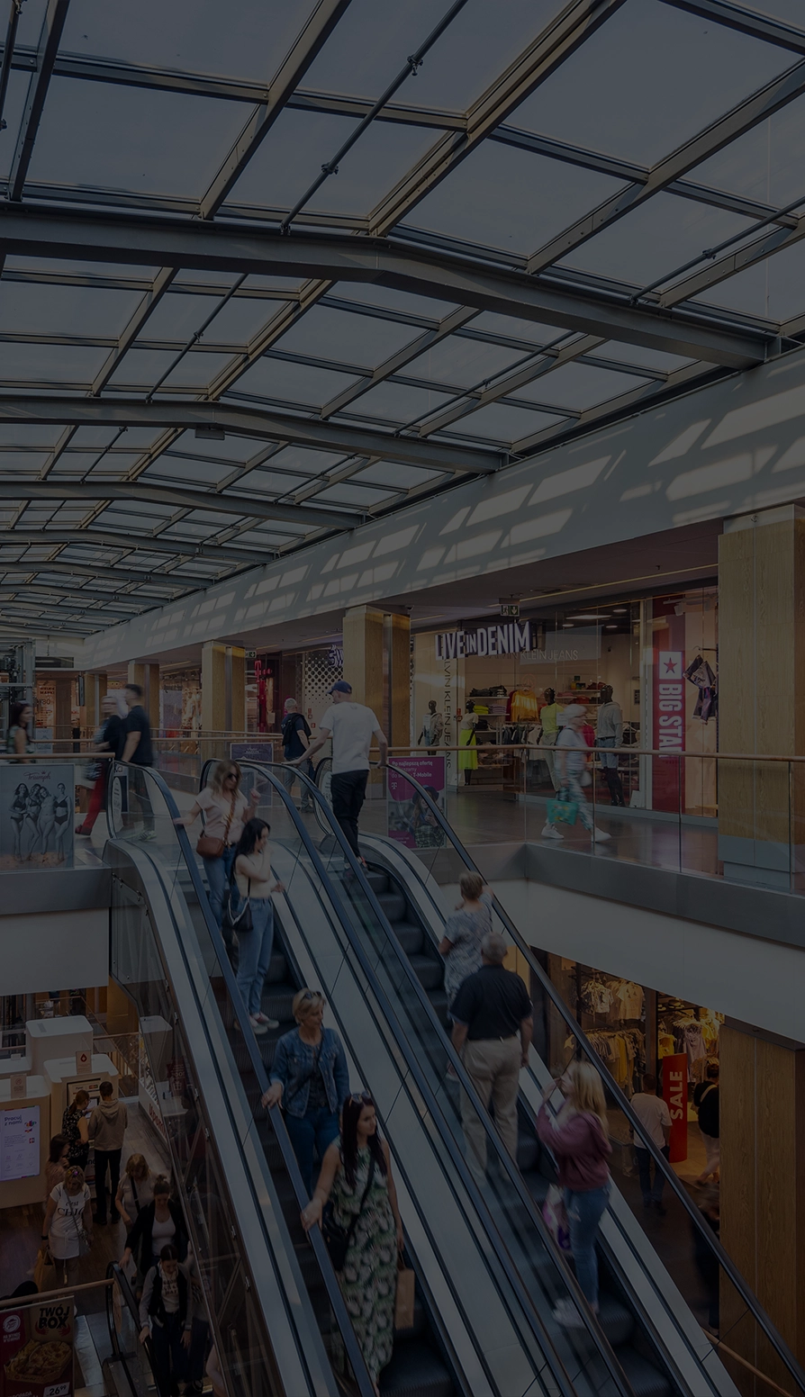 zdjęcie wnętrza centrum handlowego wzorcownia
