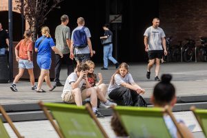 nastolatki siedzą na schodkach przy wzorcowni