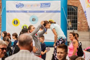 wydarzenie we wzorcowni dziewczynka odbiera medal