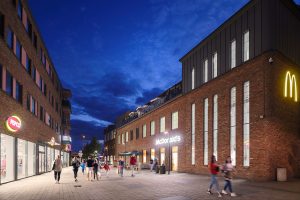 nocne zjęcie centrum handlowego wzorcownia