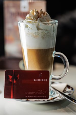 kawa latte w kawiarni wzorcowni oraz karta podarunkowa