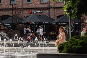 fontanna w tle centrum wzorcownia oraz ogródki najemcy pizza hut