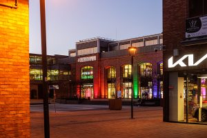 nocne zdjęcie centrum handlowego wzorcownia