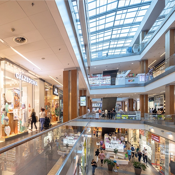 zdjęcie przedstawia wnętrze centrum handlowego wzorcownia
