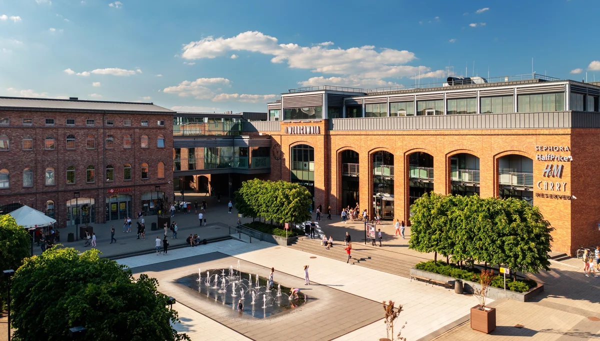 na zdjęciu widać centrum wzorcownia, fontannę plac drzewa