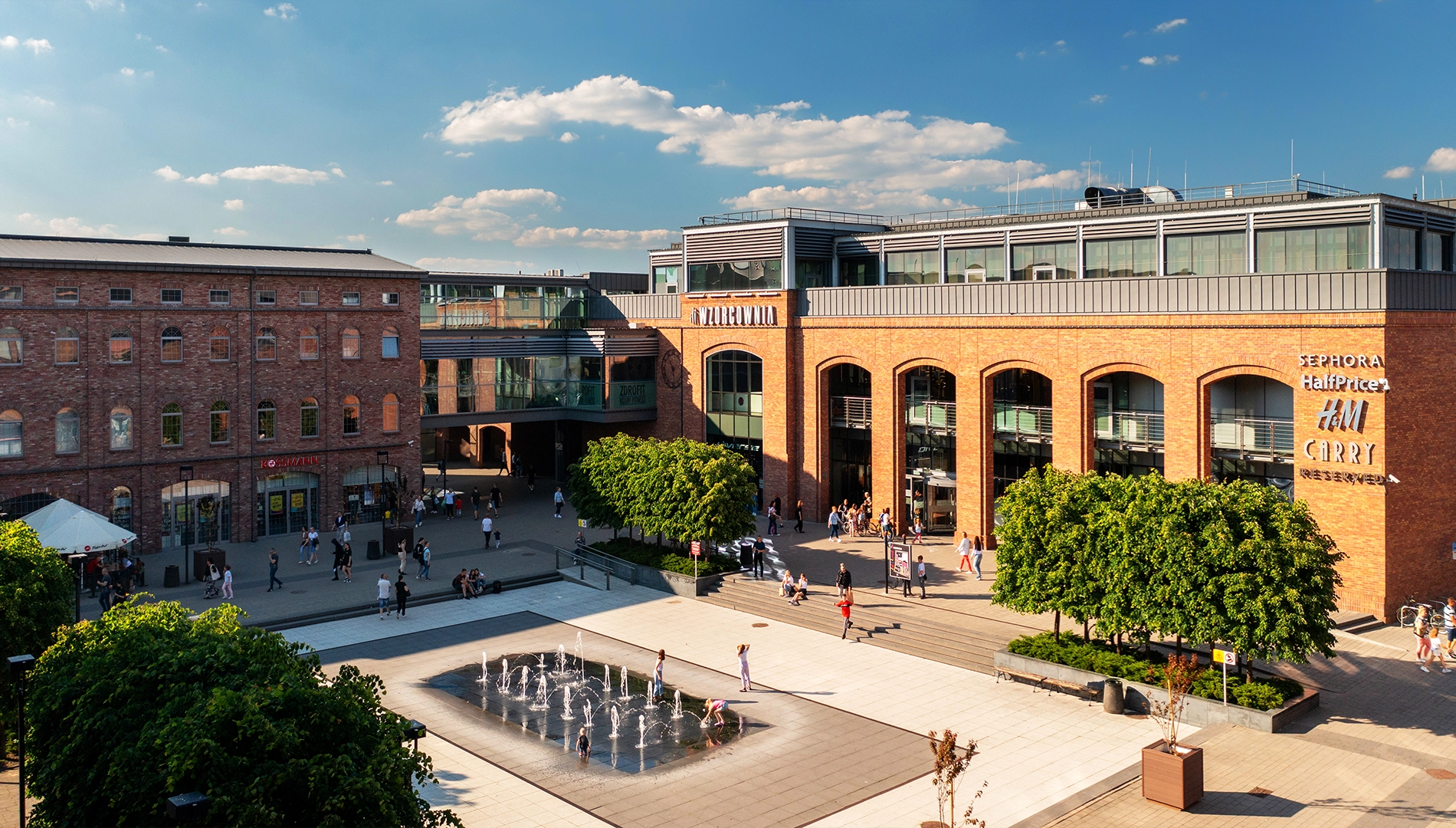 na zdjęciu widać centrum wzorcownia, fontannę plac drzewa